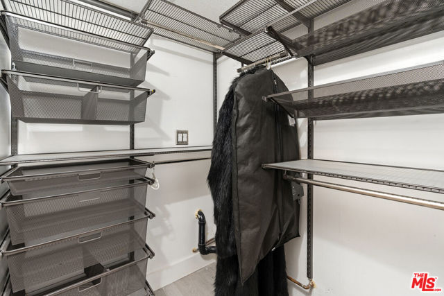 532 N Rossmore Avenue, Los Angeles CA: https://media.crmls.org/mediaz/7ce55930-d724-4464-a52c-f2290f592fce.jpg