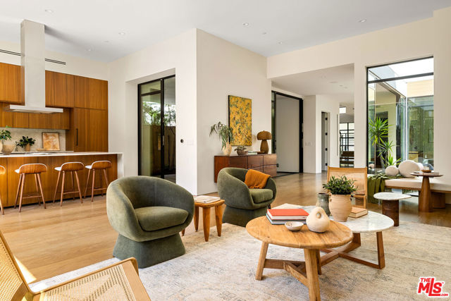 8732 Rangely Avenue, West Hollywood CA: https://media.crmls.org/mediaz/7ce57761-5802-481a-91a8-8f2df161bdbb.jpg