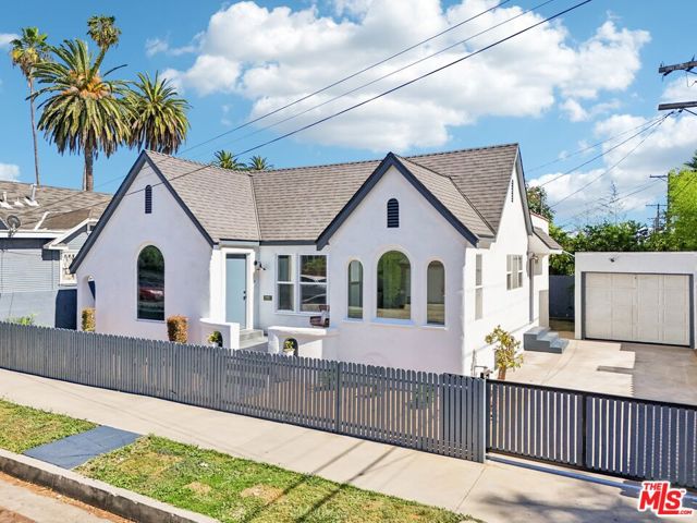 4438 W 28th Street, Los Angeles CA: https://media.crmls.org/mediaz/7ce5e336-7d8b-40cc-9bbb-26ce0d10bfbe.jpg