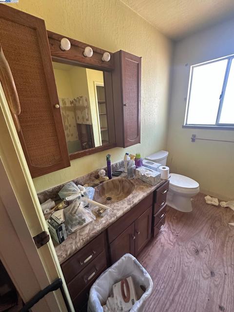 574 Juana Ave, San Leandro CA: https://media.crmls.org/mediaz/7ce62881-48e0-4601-acbd-da59f96de7f6.jpg
