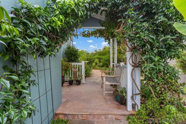 457 Arden Drive, Encinitas CA: https://media.crmls.org/mediaz/7ce63618-99db-449b-a2b5-0b2eb41c3aec.jpg