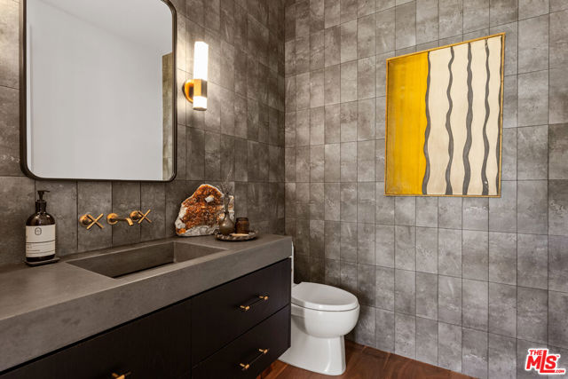 3901 Longridge Avenue, Sherman Oaks CA: https://media.crmls.org/mediaz/7ce65f21-e764-4c5a-964e-f15a5620e1a6.jpg