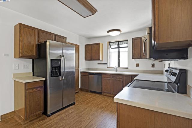 1137 Post St, Alameda CA: https://media.crmls.org/mediaz/7ce6a2c3-0b6a-4a0f-9a76-c4a9e6cea603.jpg