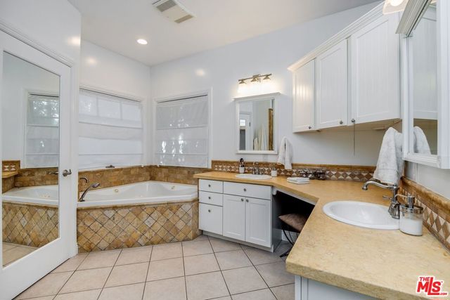 4538 Lemp Avenue, Studio City CA: https://media.crmls.org/mediaz/7ce6bf5a-9216-4807-bc0a-5065f8a074b9.jpg