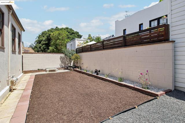 2900 Sheffield Ave, Oakland CA: https://media.crmls.org/mediaz/7ce72315-8259-4df1-bc4c-e2665d39f7ab.jpg