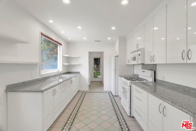 1107 Alfred, Los Angeles CA: https://media.crmls.org/mediaz/7ce98c25-464d-403d-879d-6517a688f64e.jpg