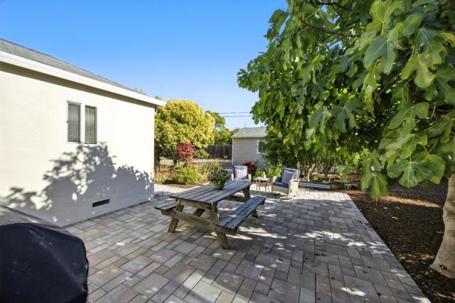 1097 10th Avenue, Redwood City CA: https://media.crmls.org/mediaz/7ce9adb0-ae03-40f6-a335-728a9ad5827a.jpg