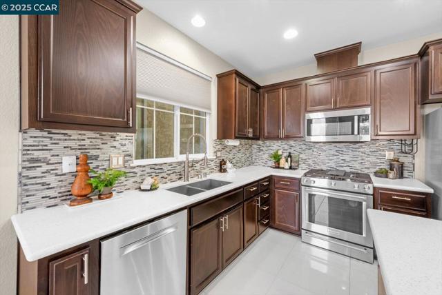 240 Alta St, Brentwood CA: https://media.crmls.org/mediaz/7ceac218-8e62-4873-a709-293b02a29ae8.jpg