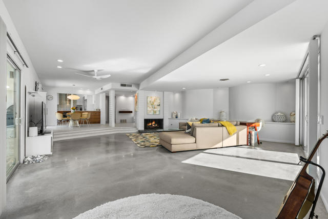 Image 10 of 60 For 76080 Fairway Drive