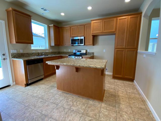 789 Aurora Way, King City CA: https://media.crmls.org/mediaz/7ceb9835-1ea9-4d88-b8ef-a366a9956d6e.jpg