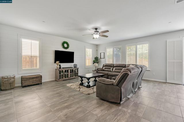 158 Wooley Creek Way, Brentwood CA: https://media.crmls.org/mediaz/7cebd176-4118-4967-8f8b-66648827da44.jpg