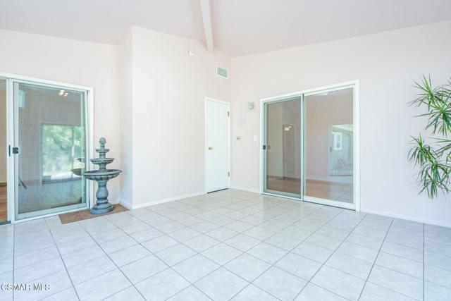 2085 Rayshire Street, Thousand Oaks CA: https://media.crmls.org/mediaz/7ced9389-9a7f-4173-a68b-3158363576b2.jpg