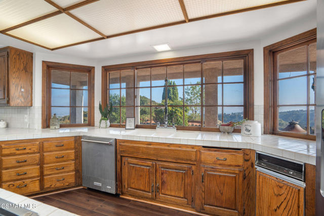 2457 Angelo Drive, Los Angeles CA: https://media.crmls.org/mediaz/7cedc05e-15fe-47d6-95af-356ce4faeb7e.jpg