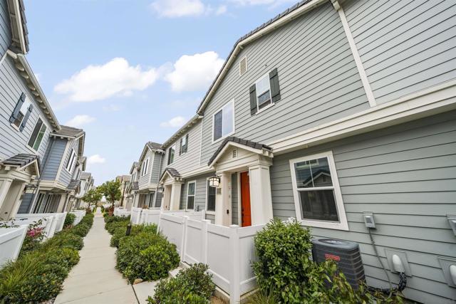524 Surfbird Lane, Imperial Beach CA: https://media.crmls.org/mediaz/7cee6c34-0304-41b0-a4b1-cf36ad6c96fd.jpg