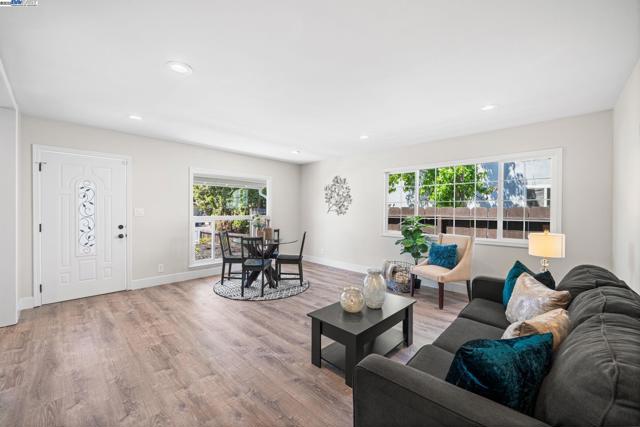 1244 Locust St, Livermore CA: https://media.crmls.org/mediaz/7ceed852-0825-4053-8317-c0705173a8fe.jpg