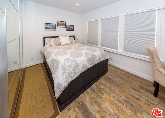 38 Sunset Avenue, Venice CA: https://media.crmls.org/mediaz/7cef6611-3461-4099-a5cc-98704919e5a7.jpg