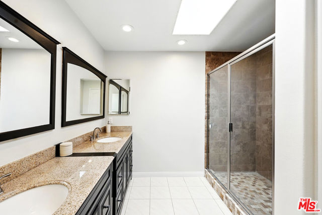 1211 S Shenandoah Street, Los Angeles CA: https://media.crmls.org/mediaz/7cefaece-b243-42f5-a7a8-04f29191a293.jpg