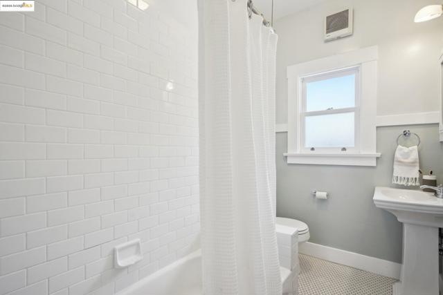 320 Forest St, Oakland CA: https://media.crmls.org/mediaz/7cf05d29-aa2a-4a24-ad69-958d2d299fb8.jpg