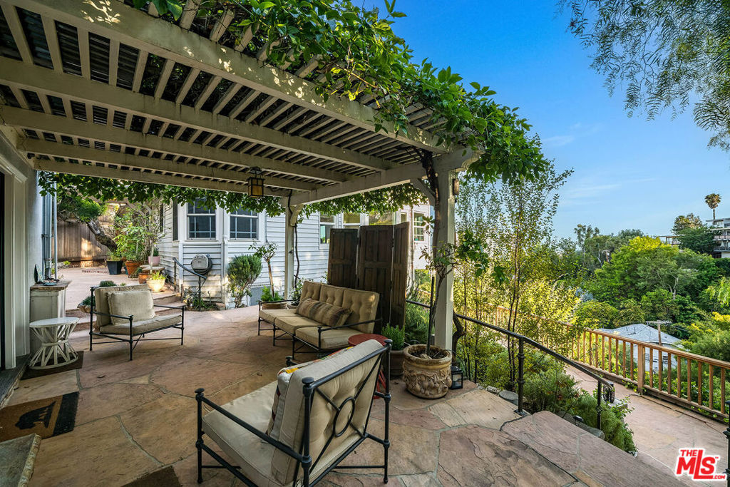 https://media.crmls.org/mediaz/7cf0814f-0a93-4b69-ac12-2dd8656dcb18.jpg?preset=X-Large