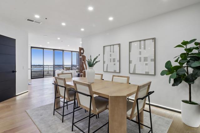 700 Front St, San Diego CA: https://media.crmls.org/mediaz/7cf0a6db-80d6-4216-a294-663bc0b5d045.jpg