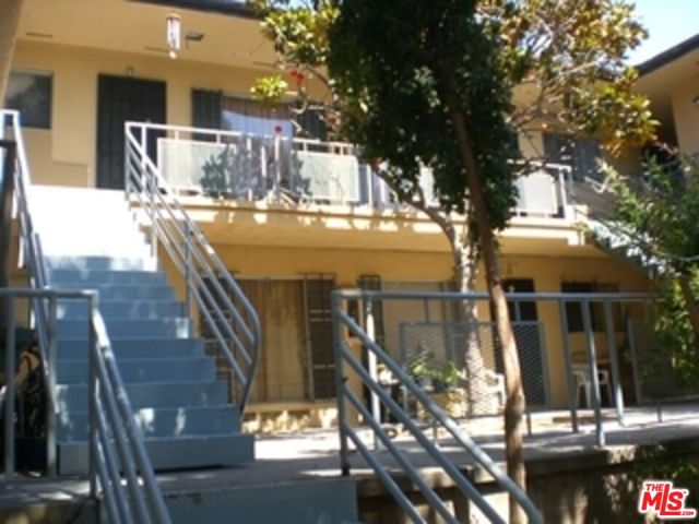 4106 Rosewood Avenue, Los Angeles CA: https://media.crmls.org/mediaz/7cf0bbc2-b105-49fc-9c6a-3e3050e4808b.jpg