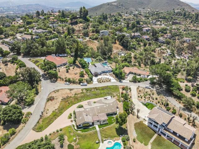1271 Via Sendero, Escondido CA: https://media.crmls.org/mediaz/7cf3088c-975a-49a0-8a47-a78b2387d7d5.jpg