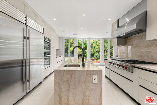 512 N Canon Drive, Beverly Hills CA: https://media.crmls.org/mediaz/7cf31ab3-b4e0-416d-bd77-8cf60c4f235d.jpg