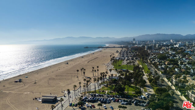 2940 Neilson Way, Santa Monica CA: https://media.crmls.org/mediaz/7cf35505-c1b5-49b5-9973-4060c9f2dfff.jpg