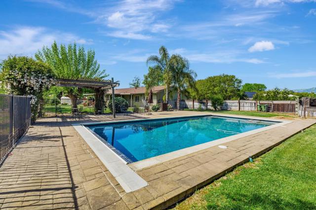 10495 Garcia Lane, Gilroy CA: https://media.crmls.org/mediaz/7cf3831b-f942-4311-8838-c7d2cfd6575c.jpg