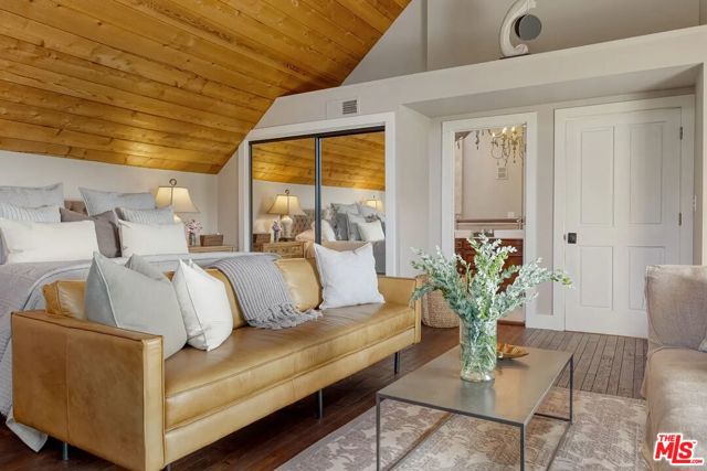 3625 Serra Road, Malibu CA: https://media.crmls.org/mediaz/7cf4014b-31fb-4d26-8c73-a3d8ecc697d8.jpg