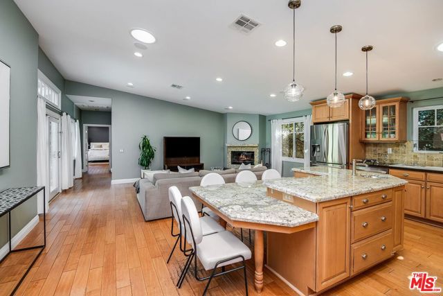 4538 Lemp Avenue, Studio City CA: https://media.crmls.org/mediaz/7cf5017a-b4e2-4ba9-93ec-69c64581966b.jpg