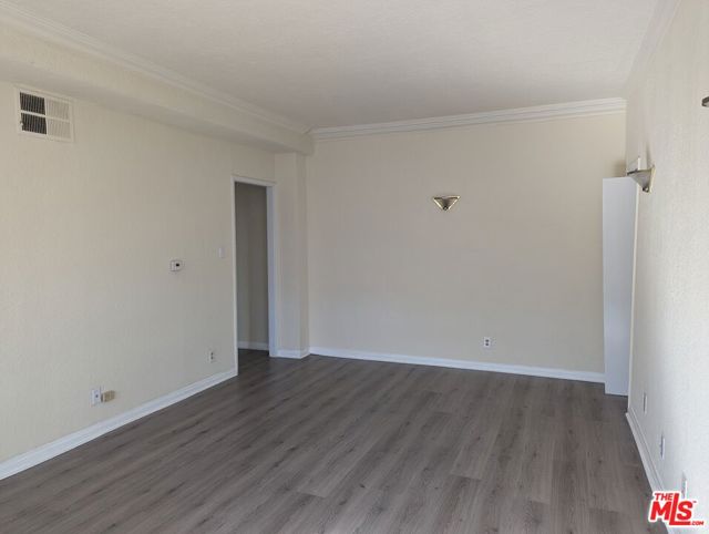 5640 Franklin Avenue, Los Angeles CA: https://media.crmls.org/mediaz/7cf56478-f78c-4e4b-95db-51c1b0ee408a.jpg