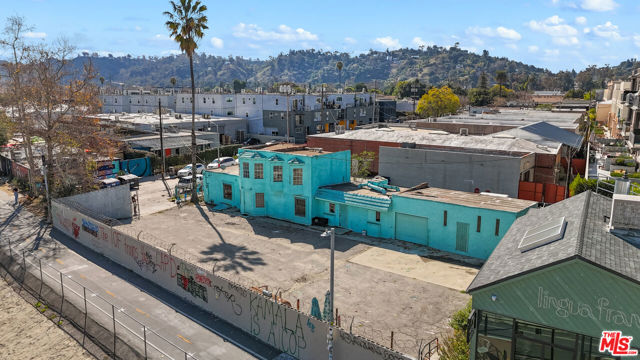 3051 N Coolidge Avenue, Los Angeles CA: https://media.crmls.org/mediaz/7cf5c25a-27bc-4335-9a33-ad830717ed84.jpg