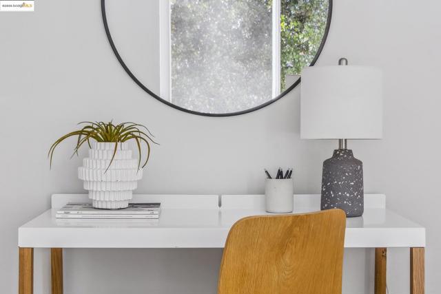 424 Staten Ave, Oakland CA: https://media.crmls.org/mediaz/7cf5f659-1c05-49ef-8580-f3e8bde0335c.jpg
