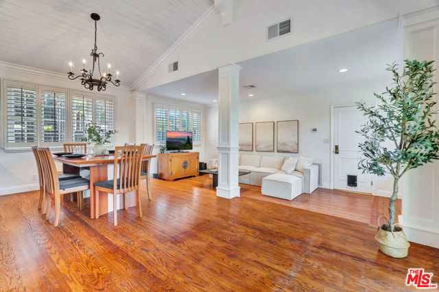 6001 Oakdale Avenue, Woodland Hills CA: https://media.crmls.org/mediaz/7cf64ef8-77b1-4d0e-806f-2880d13b5ec3.jpg