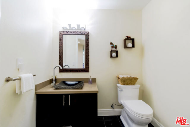 Image 21 of 25 For 4848 Wilshire Boulevard 102