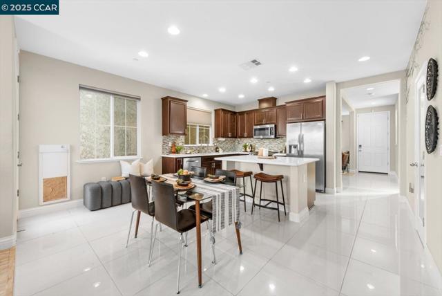 240 Alta St, Brentwood CA: https://media.crmls.org/mediaz/7cf65a27-d11a-499d-8904-3ed51d929792.jpg