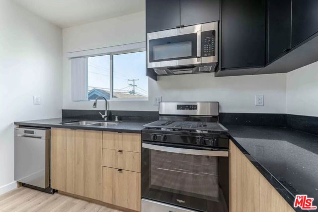 2103 S Burnside Avenue, Los Angeles CA: https://media.crmls.org/mediaz/7cf6ba13-edf2-4c9d-a0a4-99ea28c676bb.jpg