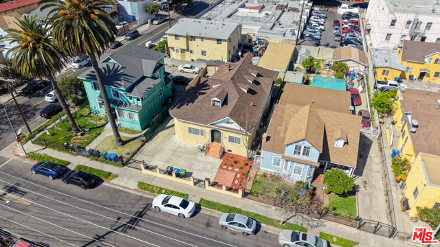 1147 S Westlake Avenue, Los Angeles CA: https://media.crmls.org/mediaz/7cf7019a-d381-466b-b391-44a2cc1651e3.jpg