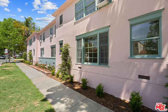 148 S Mccarty Drive, Beverly Hills CA: https://media.crmls.org/mediaz/7cf756c7-1747-4961-837c-faa786daa2cb.jpg