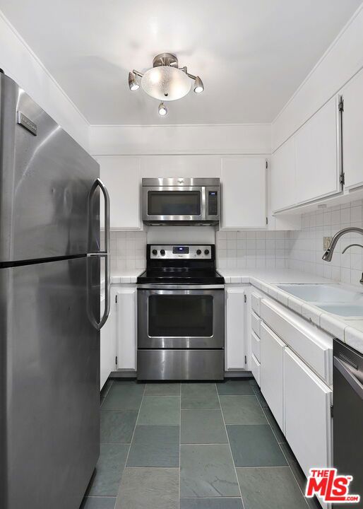 723 Palisades Beach Road, Santa Monica CA: https://media.crmls.org/mediaz/7cf7934e-dda6-43e6-91a6-c8f9fcc7cba1.jpg