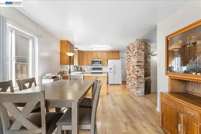 21330 Kahlert St, Castro Valley CA: https://media.crmls.org/mediaz/7cf7e167-cde9-4112-b484-ff87e9251254.jpg