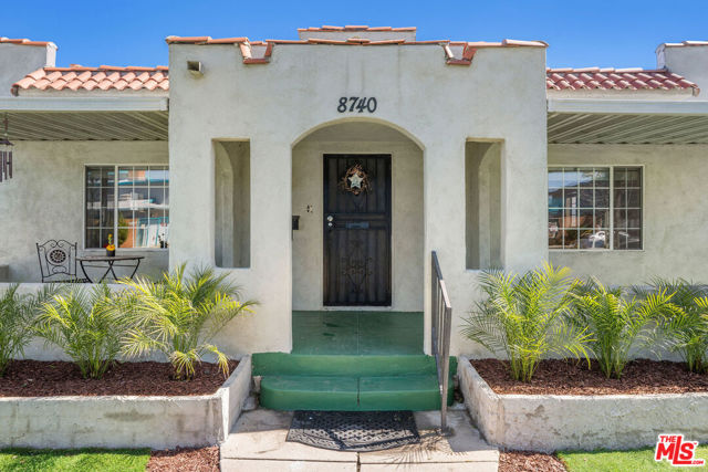 8740 La Salle Avenue, Los Angeles CA: https://media.crmls.org/mediaz/7cf83006-8928-43ab-b1b9-3e4b67767875.jpg