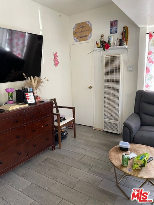 524 N Cummings Street, Los Angeles CA: https://media.crmls.org/mediaz/7cf8c180-c3f5-4270-a8d5-8e5895fe0761.jpg