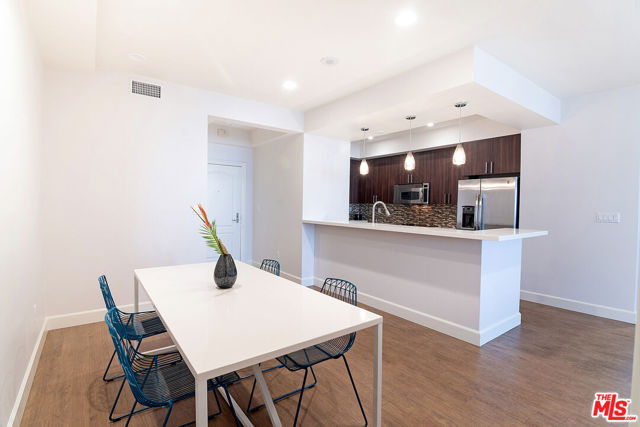 5670 Wilshire Boulevard, Los Angeles CA: https://media.crmls.org/mediaz/7cf924be-8f3f-4a6e-bd90-d20d1eece565.jpg