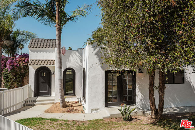 2353 Lucerne Avenue, Los Angeles CA: https://media.crmls.org/mediaz/7cf95863-af25-4dd1-a9d4-f03121942fcd.jpg