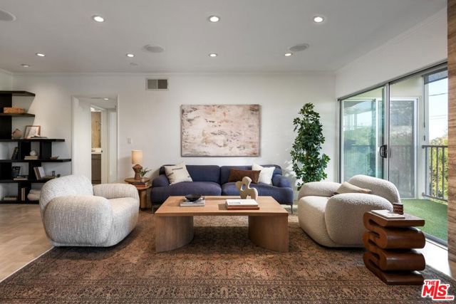 949 N Kings Road, West Hollywood CA: https://media.crmls.org/mediaz/7cf962d7-c8cf-4554-b21f-eccfcb934dad.jpg