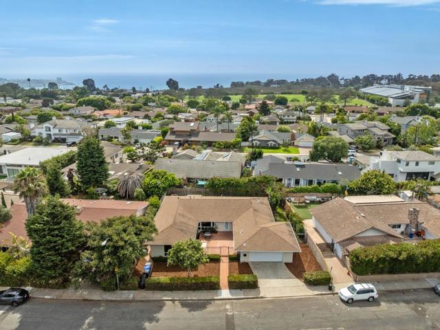 8874 La Jolla Scenic Dr N, La Jolla CA: https://media.crmls.org/mediaz/7cf97a7c-d3cf-4c21-9c89-b40b5b904030.jpg