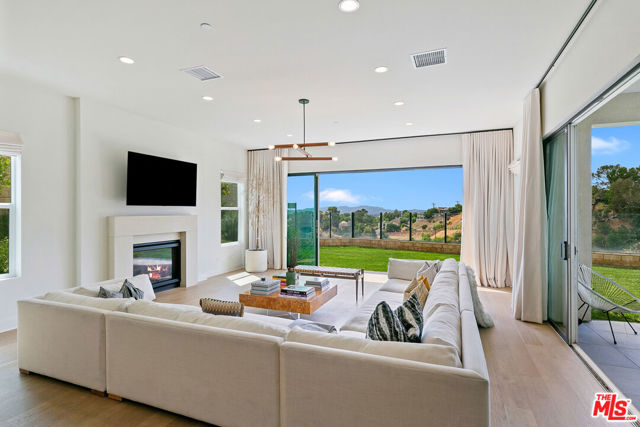 21316 Poema Place, Chatsworth CA: https://media.crmls.org/mediaz/7cf9a1ab-a1d9-40a2-b720-78a72e9d36e7.jpg