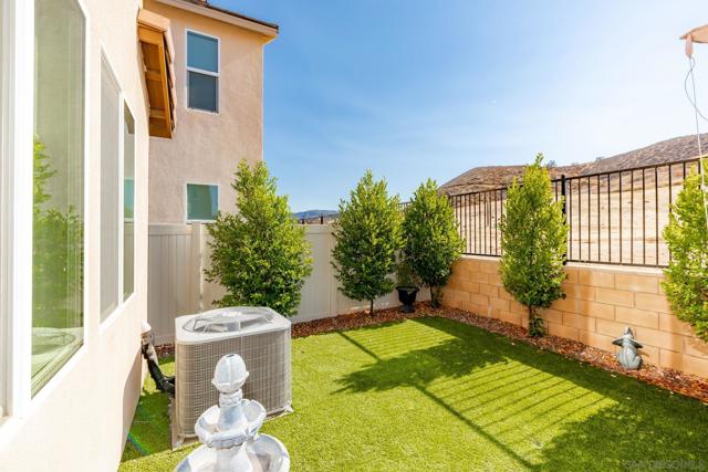 532 Enzo St, Lake Elsinore CA: https://media.crmls.org/mediaz/7cf9e6b6-5ebf-4165-afc7-880a693747a3.jpg